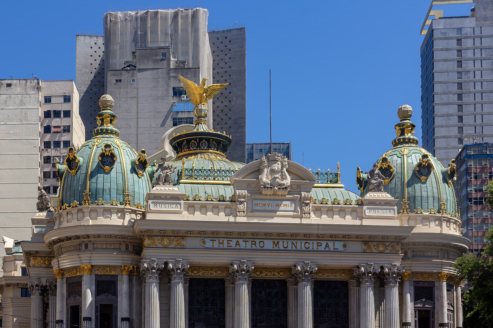 Cúpulas e a águia dourada do Theatro Municipal do Rio de Janeiro
