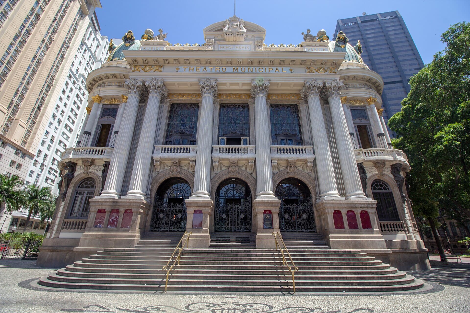 Fachada e escadaria do Theatro Municipal do Rio de Janeiro